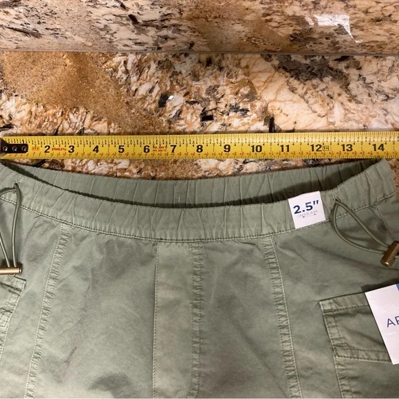 ARIZONA JEAN CO Women's Green Cargo Shorts - Picture 6 of 6